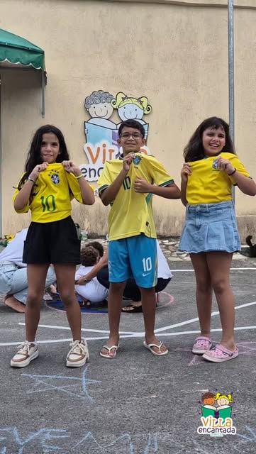 Crianças no pátio da Villa Encantada